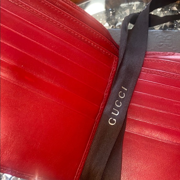 Gucci Red and Black Wallet Luxurious Design - Picture 6 of 13